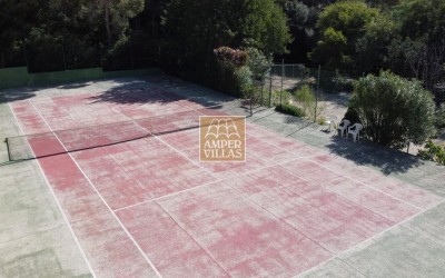 Spacious bungalow with a communal swimming pool and tennis court next to the golf club.